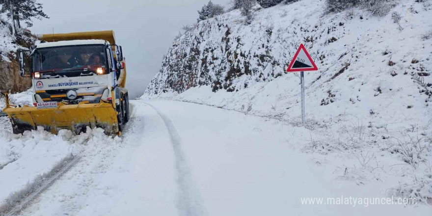 Denizli Büyükşehirden kar mesaisi