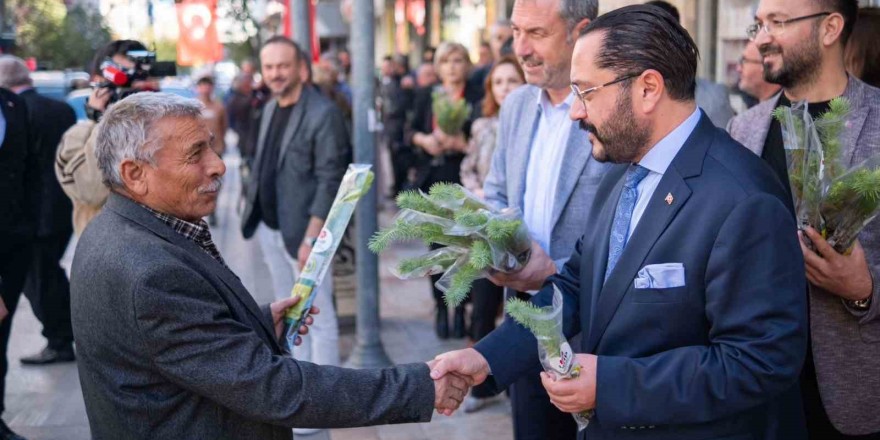 Denizli MHP iklim değişikliğine dikkat çekmek için fidan dağıttı