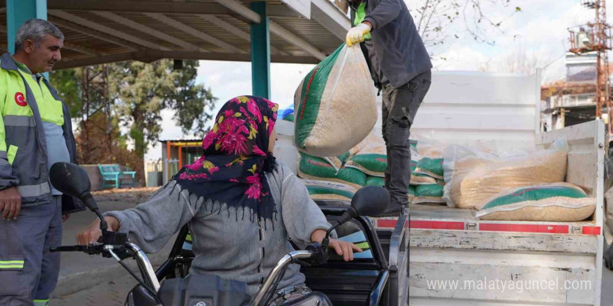 Denizli’de 404 üreticiye bin 126 torba yem dağıtıldı