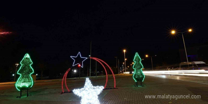 Denizli’de cadde ve sokaklar yeni yılı ışıl ışıl karşılıyor