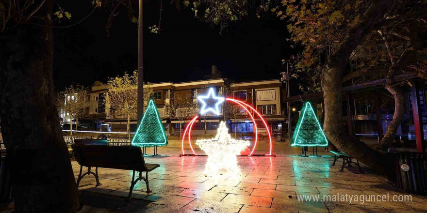 Denizli’de cadde ve sokaklar yeni yılı ışıl ışıl karşılıyor