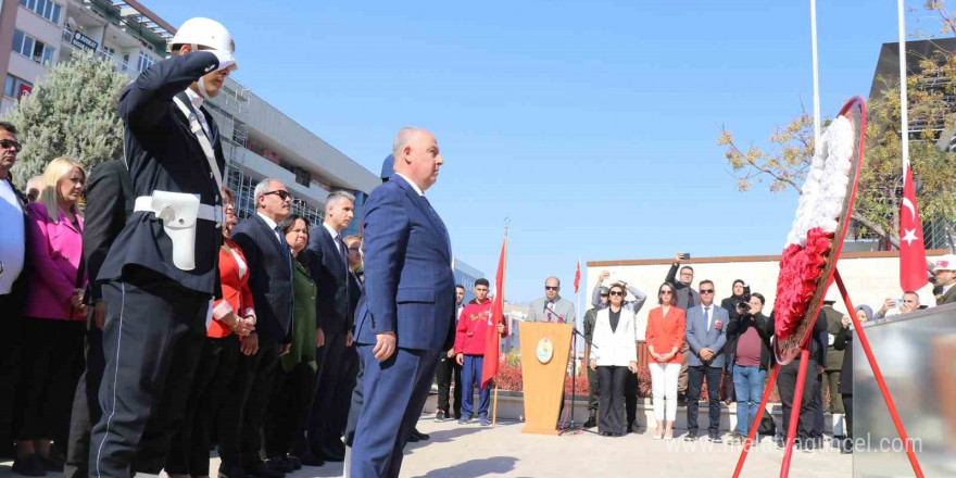 Denizli’de Cumhuriyet Bayramı kutlamaları çelenk töreniyle başladı