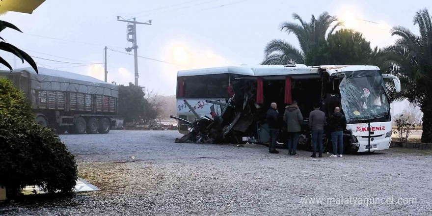 Denizli’de feci kaza... Yolcu otobüsü akaryakıt istasyonundan çıkan tıra çarptı: 1 ölü, 20 yaralı