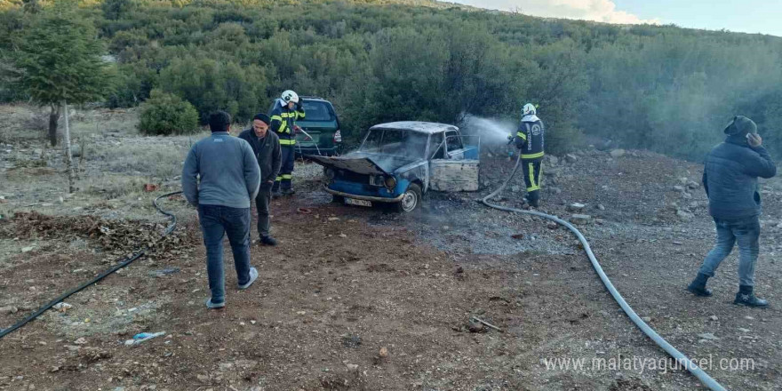 Denizli’de seyir halindeki araç alev alev yandı