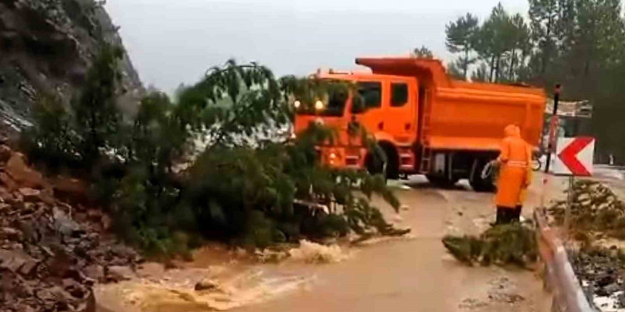 Denizli’de şiddetli yağış sel baskınları ve heyelana neden oldu