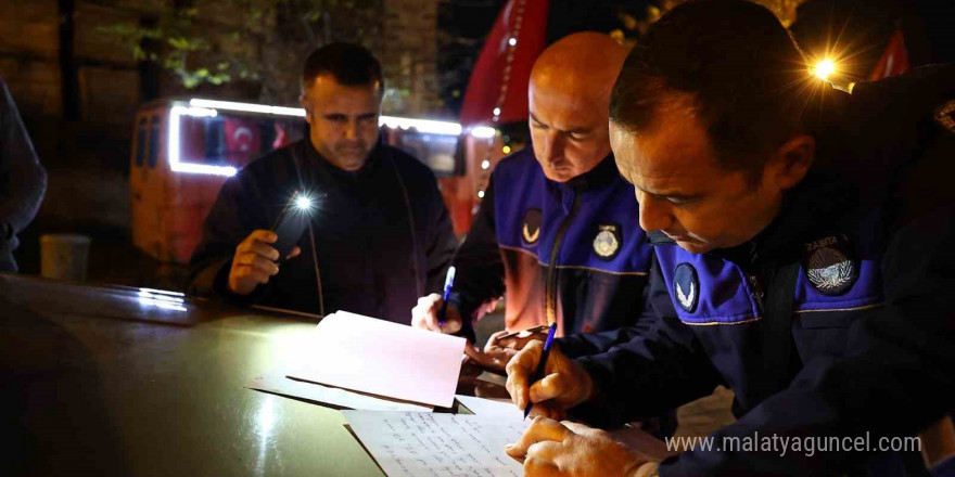 Denizli’de zabıtadan seyyar satıcılara gıda operasyonu