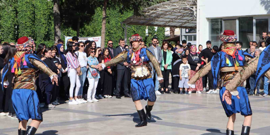 Denizli’nin halk oyunları şampiyonları coşkuyla karşıladı