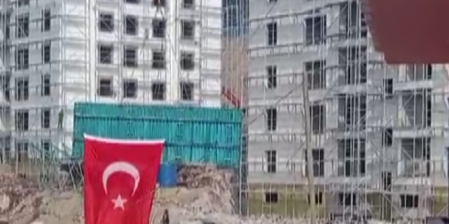 Deprem konutlarında iş bitimini davul zurnayla kutladılar