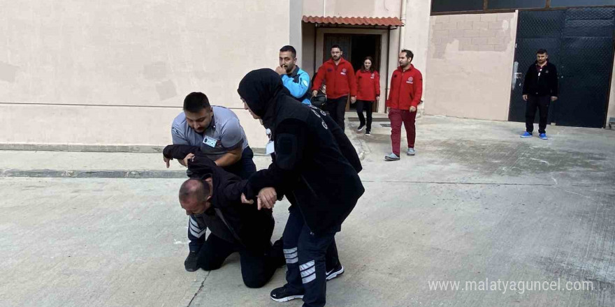 Deprem tatbikatı gerçeğini aratmadı