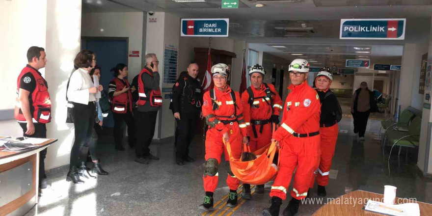 Deprem tatbikatında 13 yaralının tahliyesi yapıldı