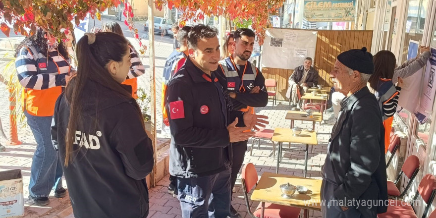 Deprem uzmanlarının uyardığı kentte kapı kapı dolaşarak vatandaşları bilgilendiriyorlar