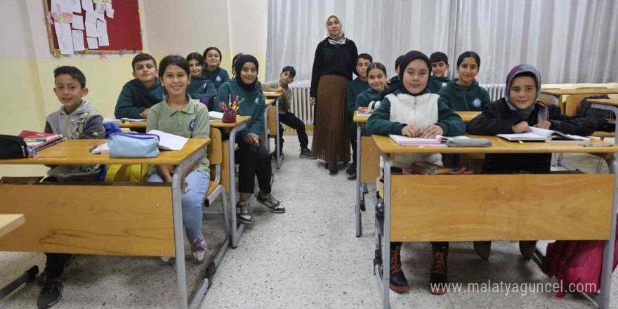 Depremde ailesini kaybeden Zeynep öğretmen, protez bacağıyla döndüğü sınıfında öğrencileriyle hayata tutundu