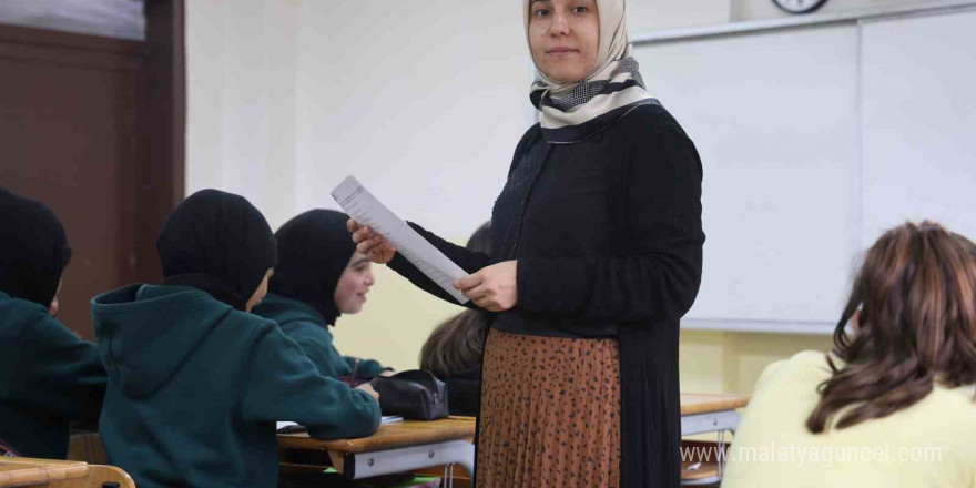 Depremde ailesini kaybeden Zeynep öğretmen, protez bacağıyla döndüğü sınıfında öğrencileriyle hayata tutundu