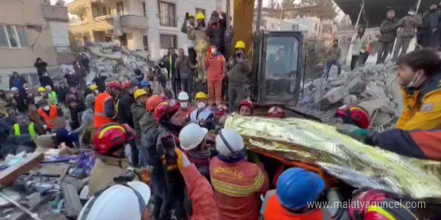 Depremde annesini ve kardeşini kaybeden genç, çamaşır makinesinin yanına sığınarak enkaz altında 6 gün yaşama tutundu