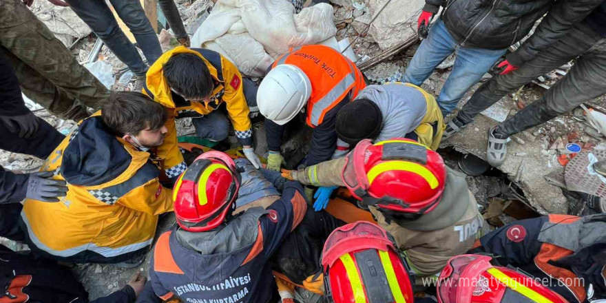 Depremde annesini ve kardeşini kaybeden genç, çamaşır makinesinin yanına sığınarak enkaz altında 6 gün yaşama tutundu