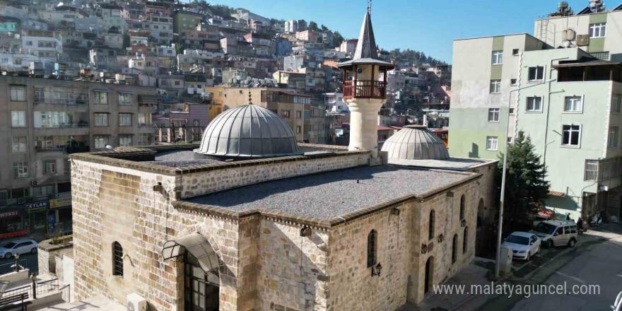 Depremde hasar alan cami tarihi cami restorasyon çalışmasının ardından ibadete açıldı