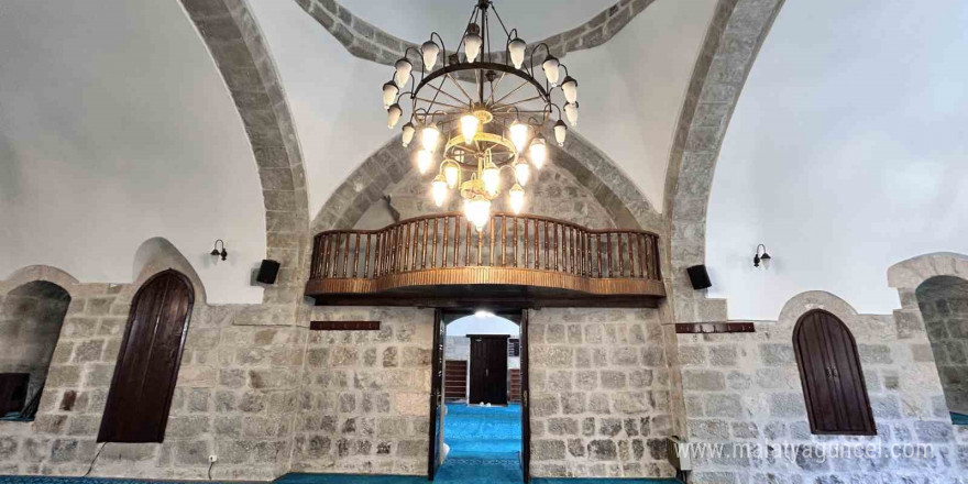 Depremde hasar alan cami tarihi cami restorasyon çalışmasının ardından ibadete açıldı