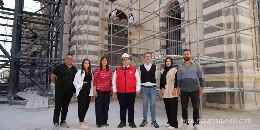 Depremde hasar alan Kurtuluş Camii’nin son kilit taşı bugün yerine yerleştirildi