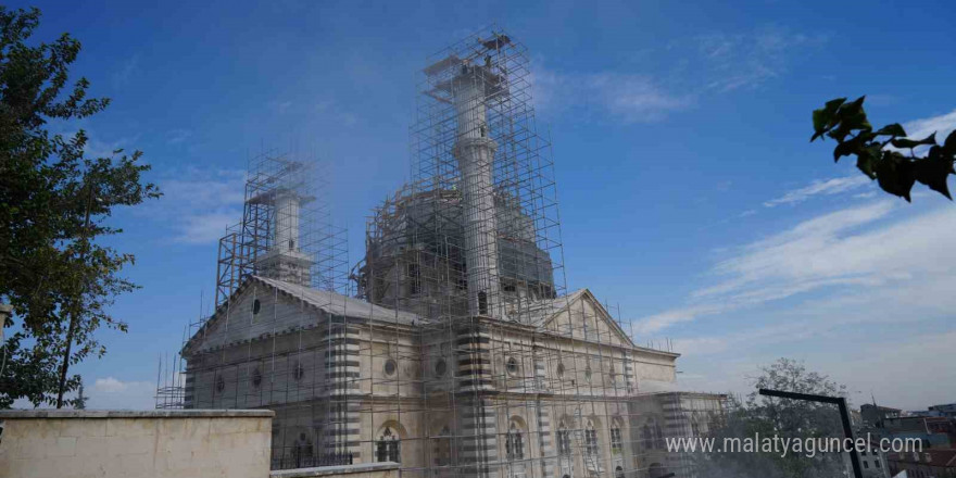 Depremde hasar alan Kurtuluş Camii’nin son kilit taşı bugün yerine yerleştirildi