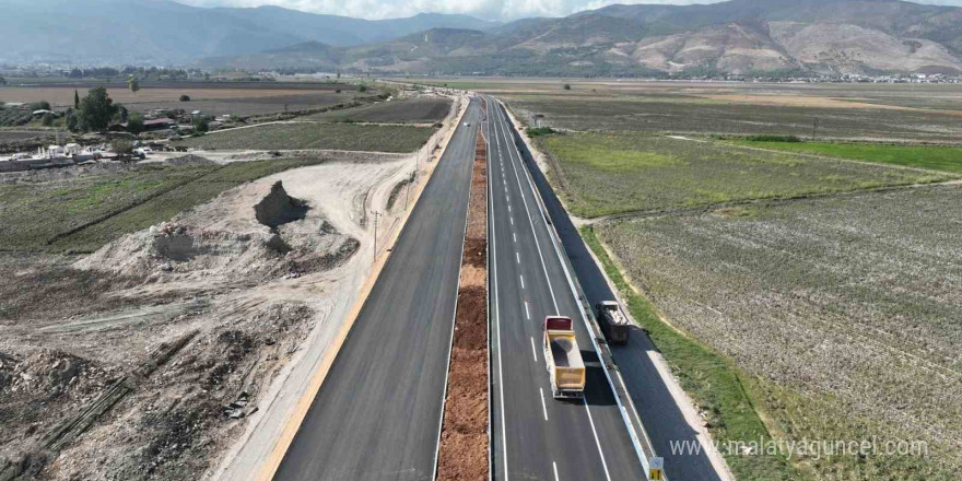 Depremde hasar gören havalimanı yolu yenilenerek hizmete açıldı