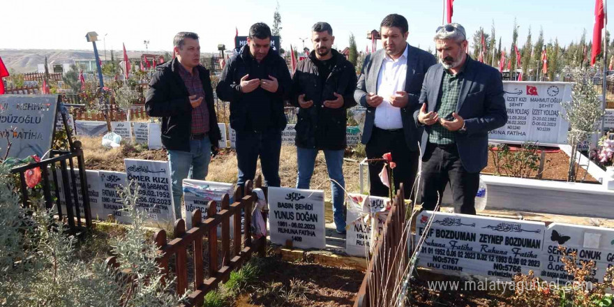 Depremde hayatını kaybeden gazeteciler mezarları başında anıldı