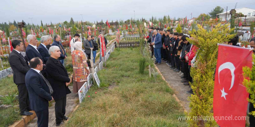 Depremde hayatını kaybeden öğretmenler için dua edildi