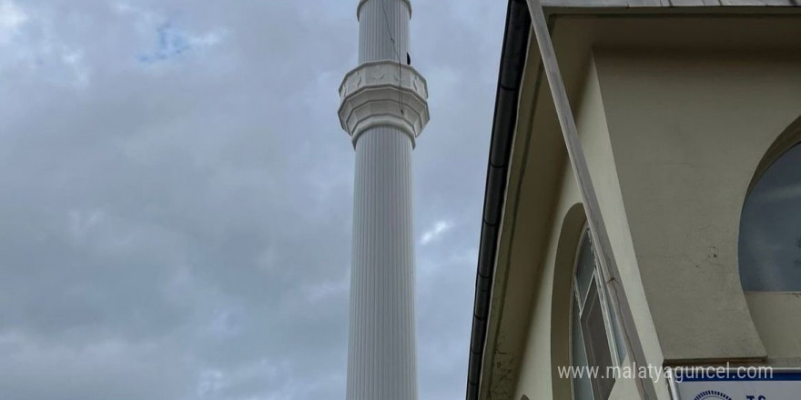 Depremde yıkılan cami minareleri yeniden inşa edildi