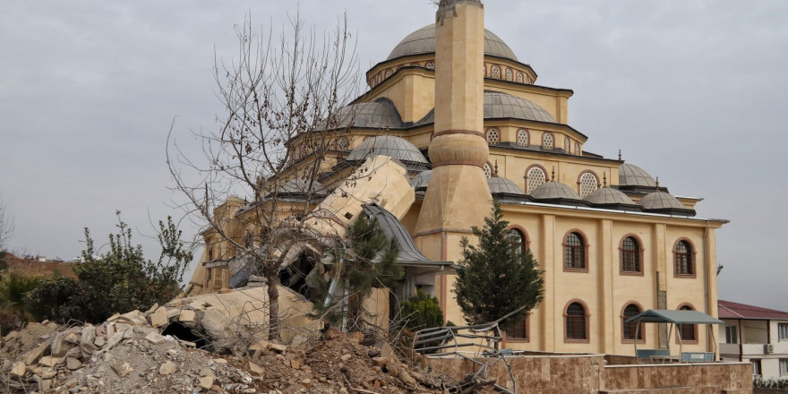 Depremde yıkılan tarihi mekanlar fotoğraflandı