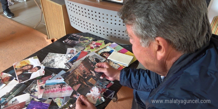 Depremin 22. ayında enkazdan çıkardığı fotoğrafları sahiplerine teslim eden muhtar yürekleri ısıttı