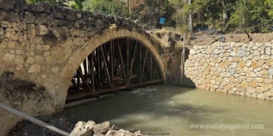 Depremin tahrip ettiği 300 yıllık tarihi köprü ayağa kaldırılıyor