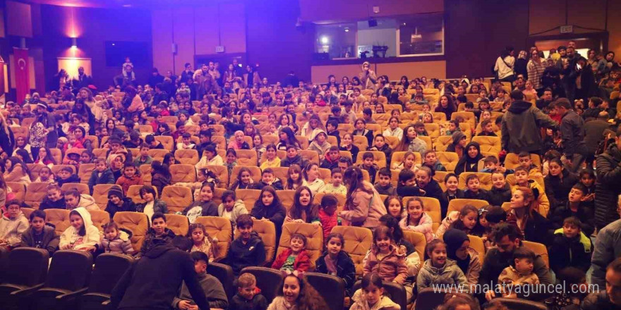 Depremzede çocukların yüzü çocuk oyunu etkinliğiyle güldü