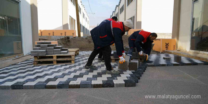 Depremzede esnaf için yeni çarşıda son dokunuşlar