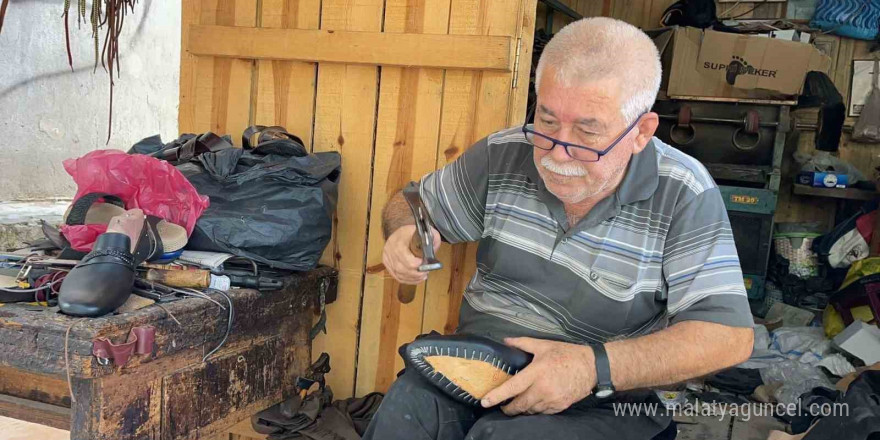 Depremzede esnaf, kendi yaptığı 3 metrekarelik kulübede mesleğini sürdürüyor