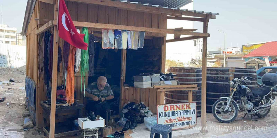 Depremzede esnaf, kendi yaptığı 3 metrekarelik kulübede mesleğini sürdürüyor