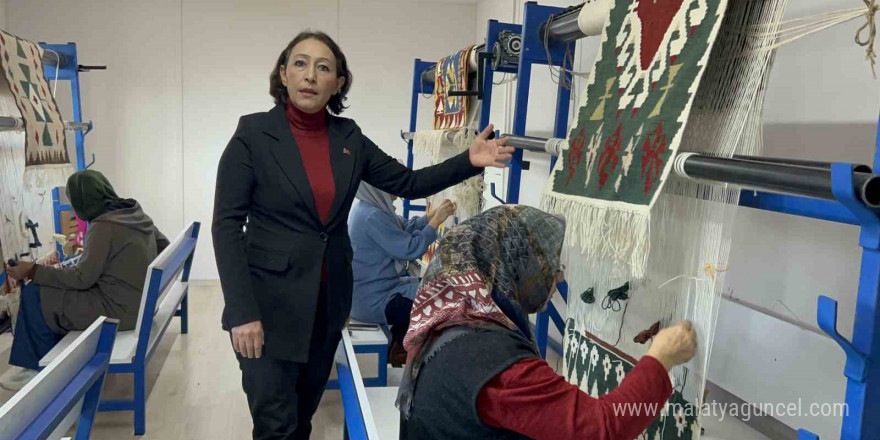 Depremzede kadınlar ilmik ilmik işledikleri Türk motifli halı ve kilimleri Japonya’ya satılıyor