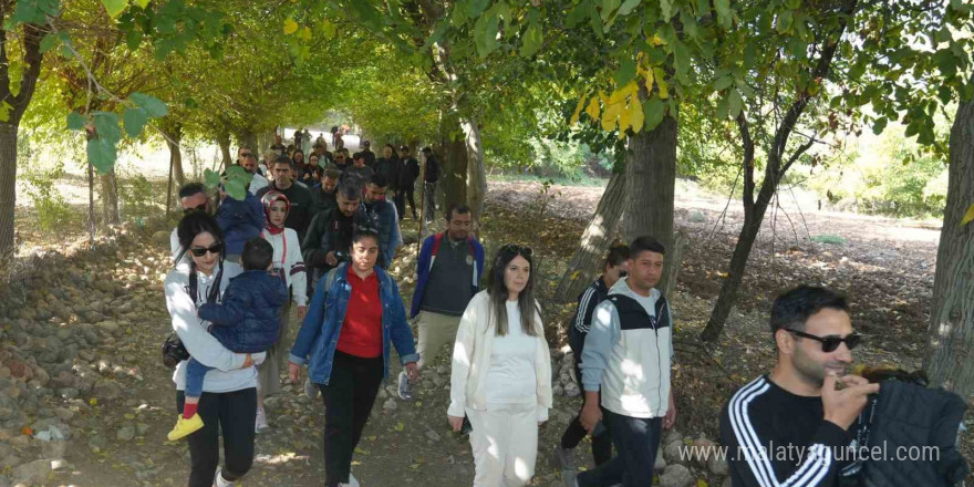 Depremzede öğretmenler doğa yürüyüşünde bir araya geldi