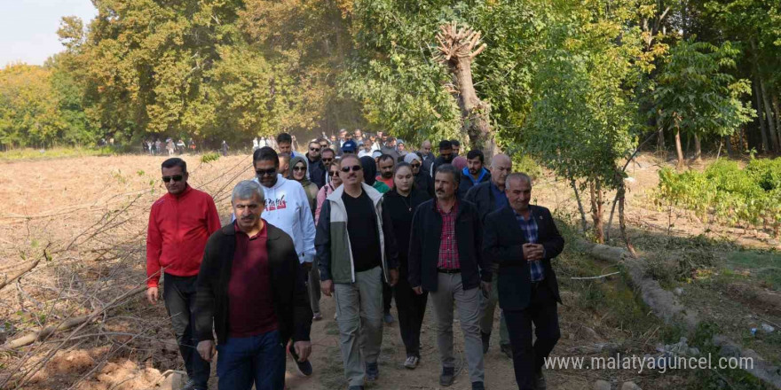 Depremzede öğretmenler doğa yürüyüşünde bir araya geldi