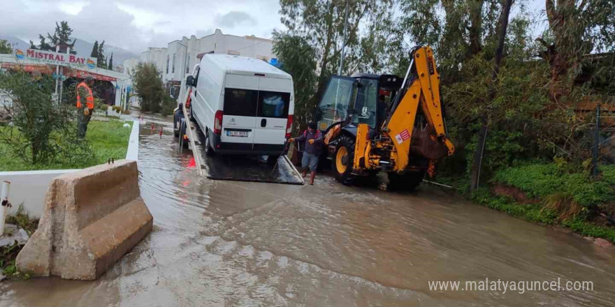 Dere yatağında mahsur kalan iki araç belediye ekipleri tarafından kurtarıldı