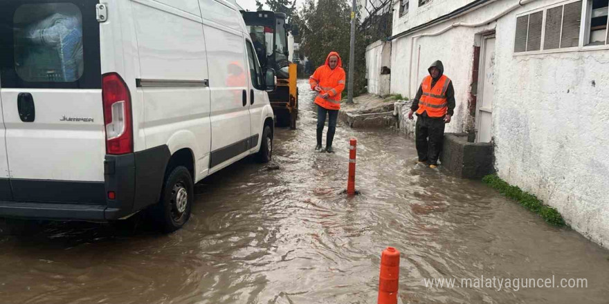 Dere yatağında mahsur kalan iki araç belediye ekipleri tarafından kurtarıldı