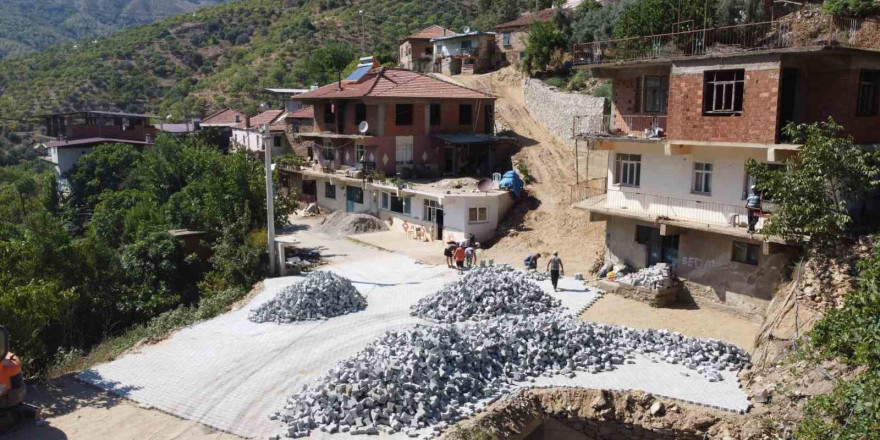 Derebaşı Mahallesi’ndeki yol yapılıyor