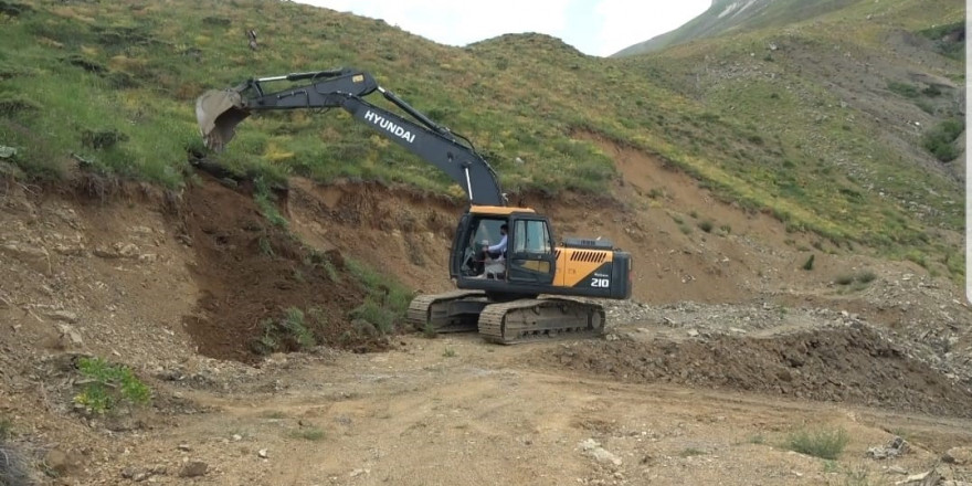 Derecik ilçesinde su ve yol çalışmaları başladı