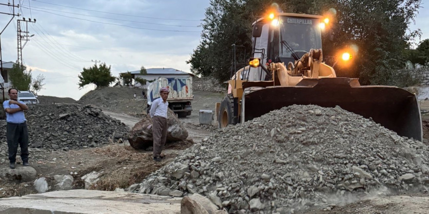 Derecik’te okul yollarında çalışma başlatıldı