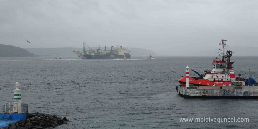 Derin denizlerde boru döşeme gemisi ‘Castorone’ Çanakkale Boğazı’ndan geçti