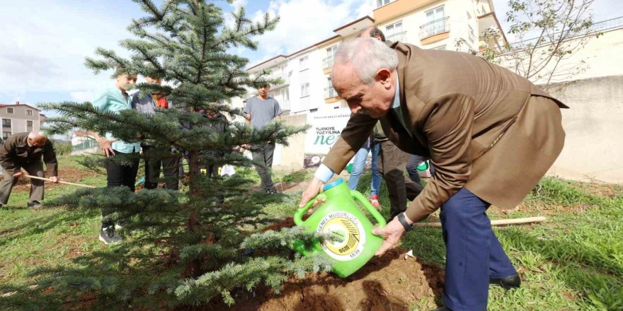 Derince’de fidanlar toprakla buluşturuldu