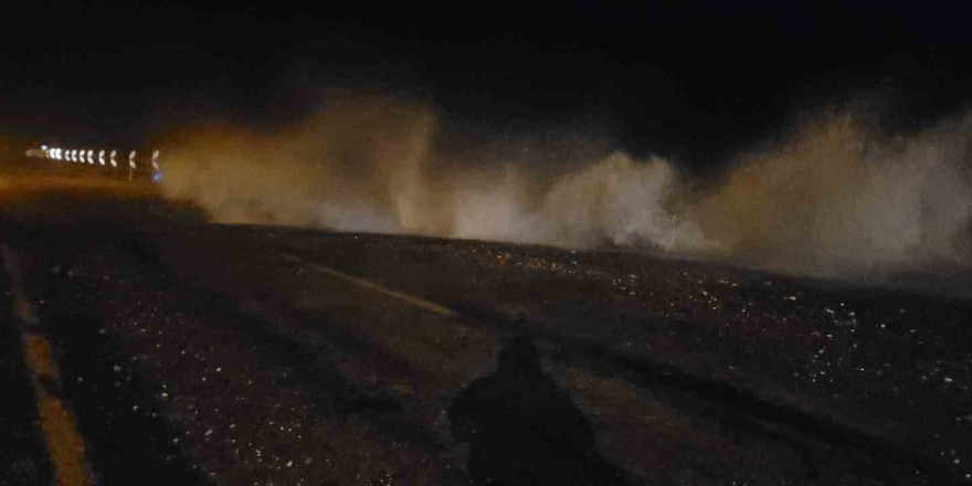 Dev dalgalar ile göçük oluşan Bartın-Cide yolunda ulaşım kontrollü sağlanıyor