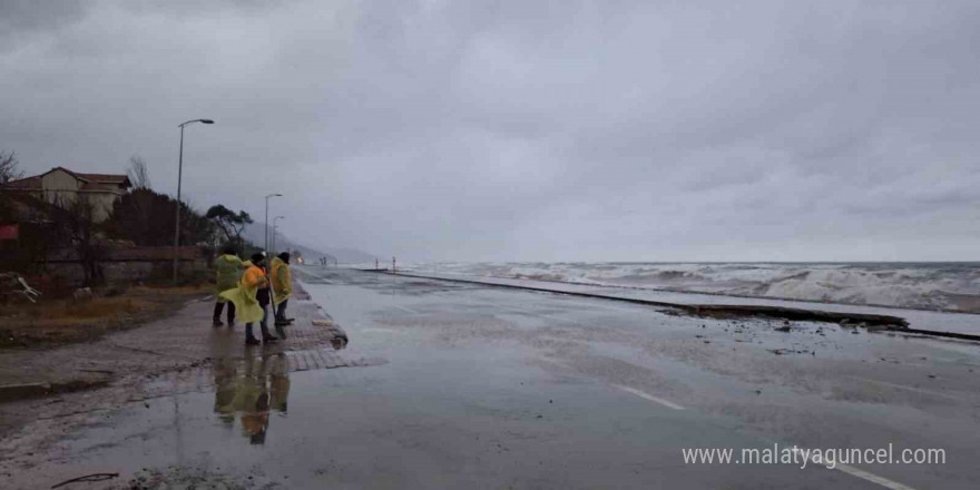 Dev dalgalar sahili dövdü, deniz yola taştı