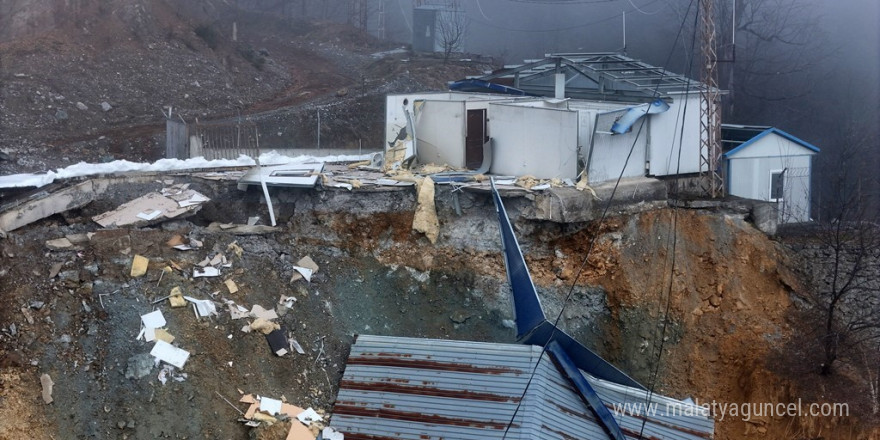 Dev heyelana yakalanan köy sakinleri gün ağarınca şaşkına döndüler