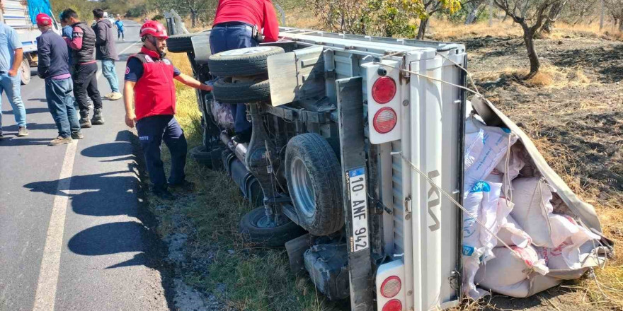 Devrilen kamyonetteki biri bebek 3 kişi yaralandı