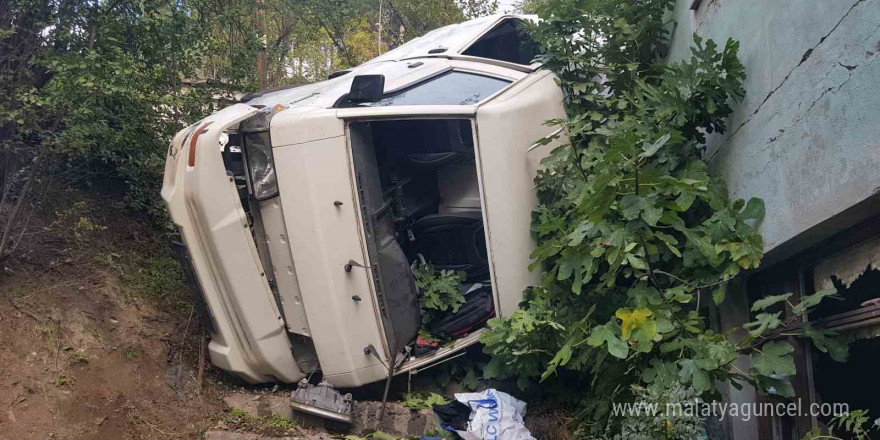 Devrilen minibüsteki 7 çocuk yaralandı