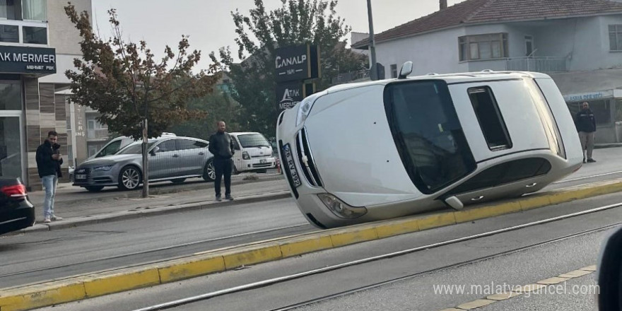 Devrilen otomobil tramvay seferlerini aksattı